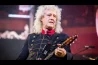 GUITARRISTA DO QUEEN, BRIAN MAY, QUE PROMOVEU VACINAS CONTRA A COVID DURANTE A PANDEMIA, NÃO CONSEGUE USAR O BRAÇO APÓS DERRAME