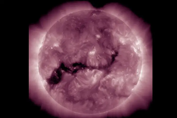 COMETA RARO, ANEL METÁLICO QUE CAIU DO CÉU E BURACO CORONAL COBRINDO 1/4 DA CIRCUNFERÊNCIA SOLAR